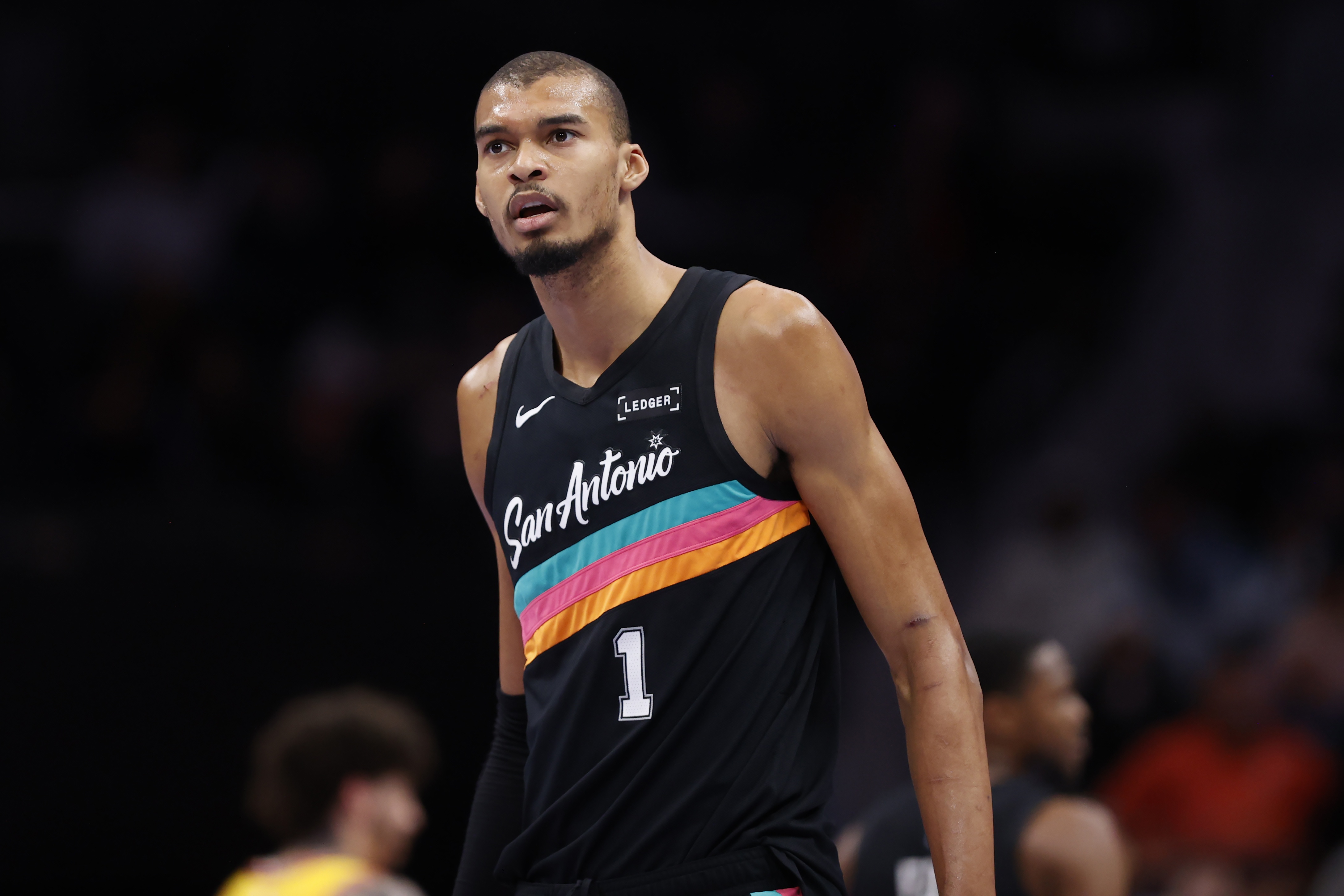 开云直播平台-巴恩斯：文班的拼劲为球队奠定基调 他能吸引防守注意力盘活进攻